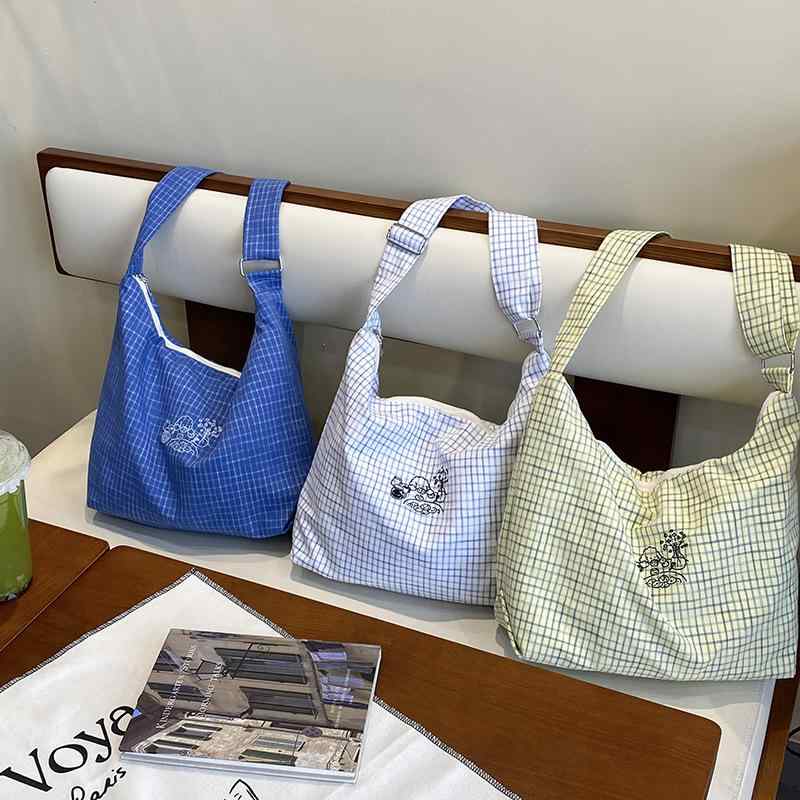 トートバッグ チェック柄 小犬 カートゥーン キャンバス 大容量 ショルダー 調整可能 横型 中型 ジッパー スマホポケット ポリエステル 帆布 普段使い 春 白 青 緑 かわいい シンプル