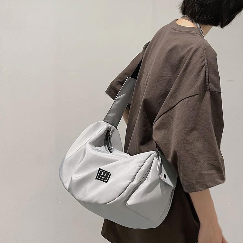・容量: 20-35L・主な素材: ナイロン・裏地: ポリエステル・柄: 無地・スタイル: ストリート・流行要素: スプライス・カラー展開: 白、黒、青、グレー、緑・性別: ユニセックス・用途: レジャー・旅行・機能: 通気、防水、耐摩耗、防盗、耐衝撃、軽量・撥水: あり・背負システム: 軽量