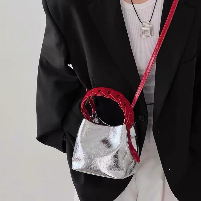 ・カラー: 油蜡銀・スタイル: レトロ国風・主な素材: PU・タイプ: バケツバッグ・サイズ: 中型・装飾: ステッチ・裏地: 綿・形状: 楕円形・開閉方式: 磁石・内部構造: ジップ暗袋・硬さ: 中偏軟・使用シーン: 日常
