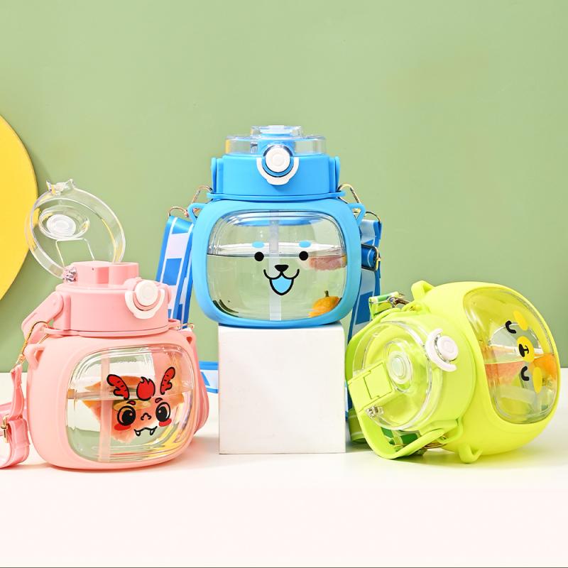 ・カテゴリ: 水筒・タイプ: プラスチックカップ・スタイル: キャラクター・柄: キャラクター・機能: 1杯2飲・形状: 四角形・重量: 270g・対象: 子供・素材: PC・仕様: ストロー付き・カラー展開: 緑、青、ピンク・容量: 356ml・構造: 単層・用途: 家庭用・セット内容: 単品