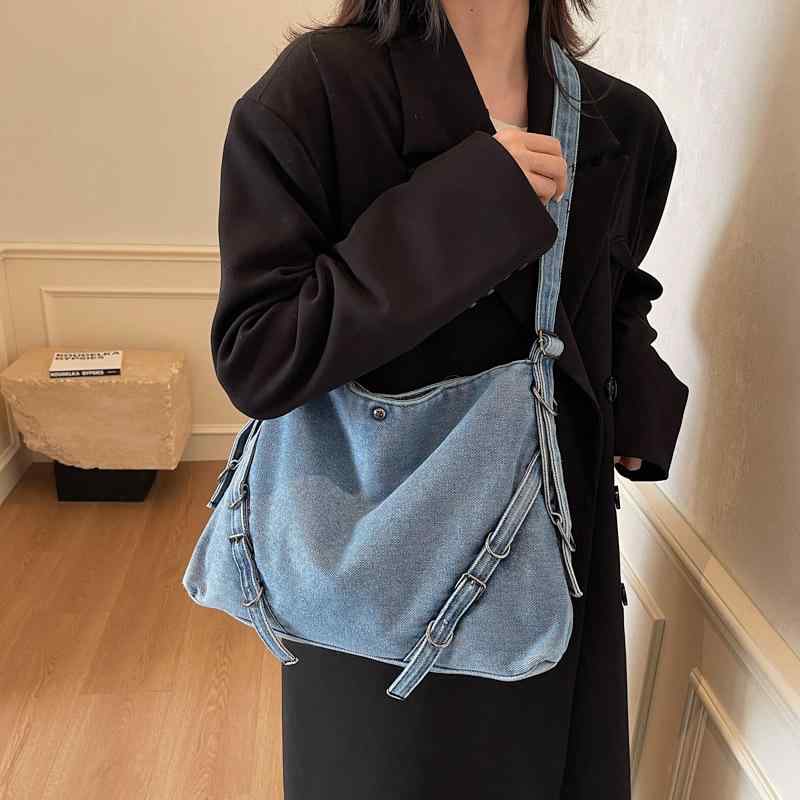・カテゴリ: トートバッグ・スタイル: ストリート・主な素材: デニム・裏地: ポリエステル・カラー展開: ブラック、ダークブルー、ライトブルー・バッグサイズ: 大・形状: 横型方形・開閉方式: ジッパー・内部構造: ジッパー付き仕切りポケット・装飾: ステッチ、継ぎ合わせ・肩紐: 単根・ポケット: 内側ポケット