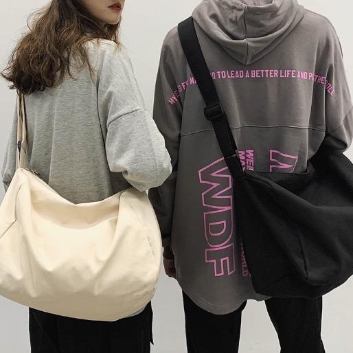 ・主な素材: 帆布・カラー展開: ブラック、米色
