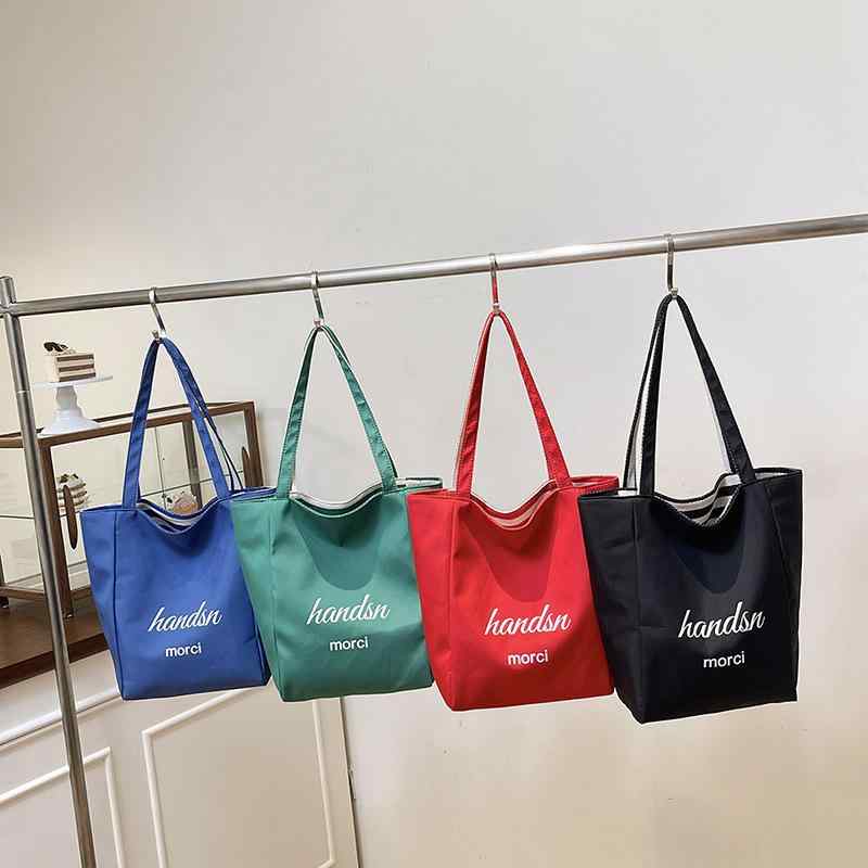 ・カラー展開: 赤、青、緑、黒・主な素材: 帆布・種類: トートバッグ・形状: 縦型四角・開閉: オープン・硬さ: やわらかめ・外ポケット: 立体ポケット・裏地: ポリエステル・サイズ: 38cm×32cm×13cm・ストラップ数: 1本・装飾: ステッチ・使用シーン: 日常