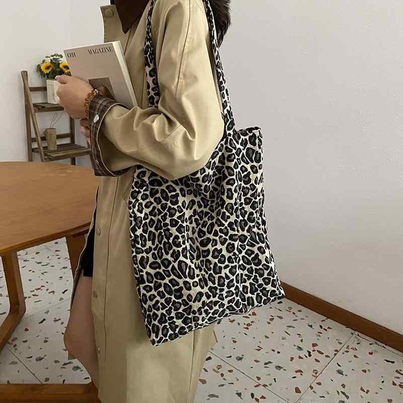・カテゴリ: トートバッグ・スタイル: ストリート・カラー展開: ブラック豹柄、イエロー豹柄、ブラックゼブラ柄・柄: 豹柄・サイズ: 中・裏地: ポリエステル・形状: 横型方形・開閉方式: オープン・内部構造: スマホポケット・ストラップ数: 2本・使用シーン: 日常