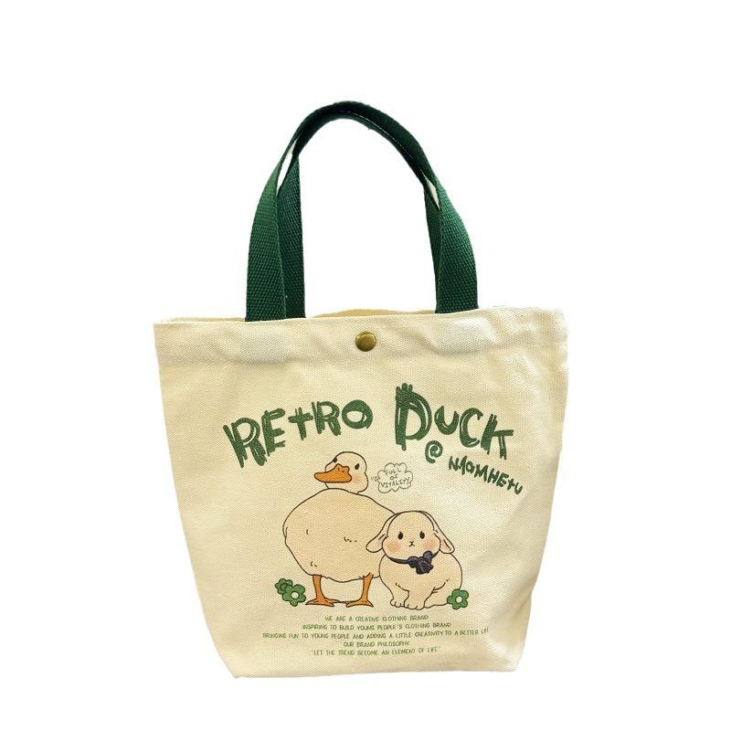 ・スタイル: ハンドバッグ・主な素材: 綿60%、麻40%・サイズ: 幅27cm、高さ22cm、マチ10cm・重量: 70g・カラー展開: 緑、赤、茶色・柄: アヒルとうさぎ、いちごうさぎ、ハリネズミ