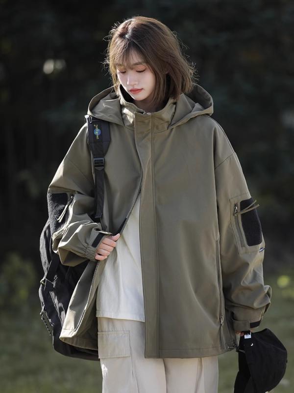 ・カテゴリ: ジャケット・スタイル: 日系工装・ネックライン: スタンドカラー・フィット感: ゆったり型・前立て: 拉链・フード: 连帽・厚み: 普通・柄: 無地・誤差範囲: 1-3cm・対象: 青少年・主な素材: （ポリエステル）・素材の含有量: ・裏地素材: （ポリエステル）・裏地素材の含有量: ・着用シーン: 日常・デザイン詳細: 魔术贴袋・裾のデザイン: 直下摆・加工: 防水・着丈: 常规・ポケットスタイル: 立体贴袋・着用方法: 外穿・袖丈: 長袖・カラー展開: 黒色,绿色・サイズ展開: M,L,XL,XXL,XXXL・袖のタイプ: レギュラースリーブ・対象年齢: 成人・性別: 男
