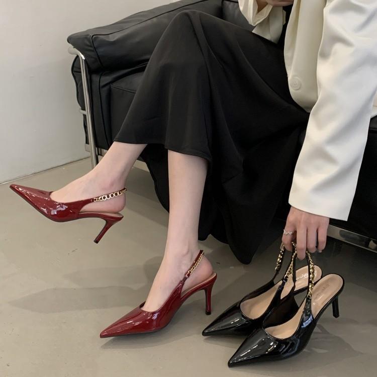 ・カラー展開: ブラック、レッド・サイズ展開: 35、36、37、38、39、40・甲材: エナメル・カテゴリ: ビーチサンダル・つま先形状: ポインテッドトゥ・スタイル: プリンセス・着用方式: アンクルストラップ