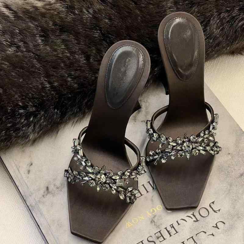 ・カラー展開: ダークレッド10cmヒール、ブラック10cmヒール、ダークレッド7cmヒール、ブラック7cmヒール・サイズ展開: 34、35、36、37、38、39、40・アッパー素材: サテン・カテゴリ: ワンストラップサンダル・スタイル: 欧米風ファッション・つま先形状: スクエアトゥ・ソール素材: ゴム・ライニング素材: マイクロファイバー・ヒール高さ: 10cm、7cm