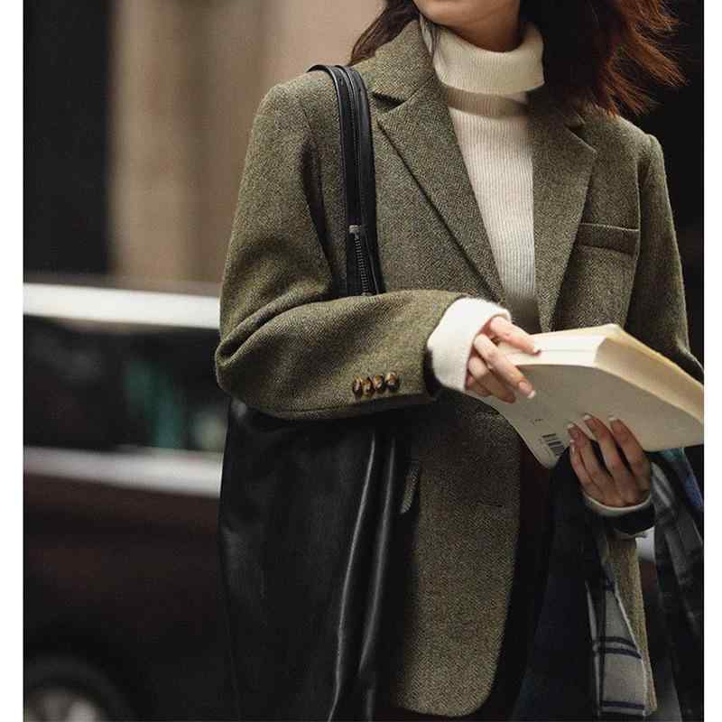 ・ネックライン: テーラードカラー・袖丈: 長袖・袖の種類: レギュラースリーブ・素材: ウール 80%以上90%未満・カラー展開: トワイライトグリーン・サイズ展開: S、M、L、XL・スタイル: キレカジ、通勤スタイル・性別: 女性・カテゴリ: テーラードジャケット