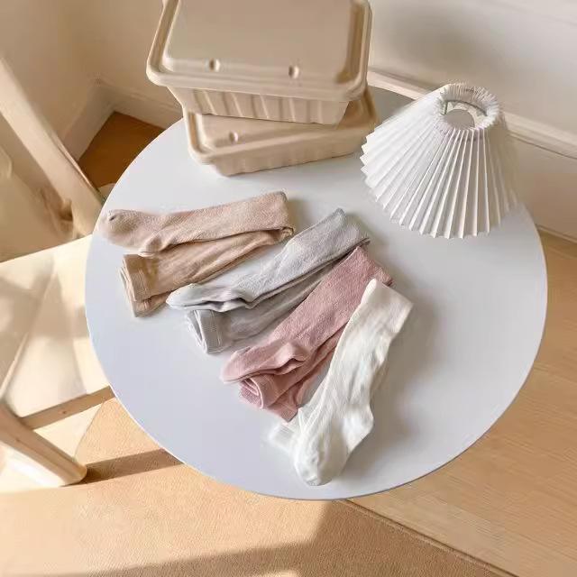 ・安全基準: A類・素材: 綿・対象性別: 女の子用・股上の仕様: 股あきなし・パンツ丈: 長ズボン・股上: ハイウエスト・カラー展開: ホワイト、グレー、ピンク、アプリコット・ウエスト仕様: ゴム仕様・主要素材の割合: 76%・スタイル: 欧米風・対応サイズ: S（0-2歳）、M（2-4歳）、L（4-6歳）、XL（6-8歳）・対象年齢: 3〜8歳（身長100〜140cm相当）