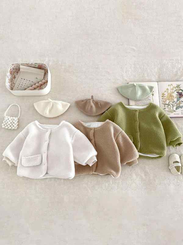 ・カテゴリ: 子供用アウター・ジャケット・コート・対象性別: 男女共用・対象年齢: 1〜3歳（身長80〜100cm）・ネックライン: クルーネック・スタイル: カジュアル、韓国風・柄: 無地・厚さ: 極厚・生地加工: 柔軟加工・フード: なし・デザイン特徴: ボヘミアン、田園風、可愛い、カーディガン、英国風、プリンセス、トレンド、キャンディカラー・袖丈: 長袖・安全基準: A類・主な素材: 綿 95%・裏地素材: 綿 95%・開閉仕様: シングルブレスト・カラー展開: ライトベージュ、抹茶グリーン、カーキ・サイズ展開: 66cm、73cm、80cm、90cm、100cm・着丈: ミディアム丈・中綿タイプ: 綿インナー