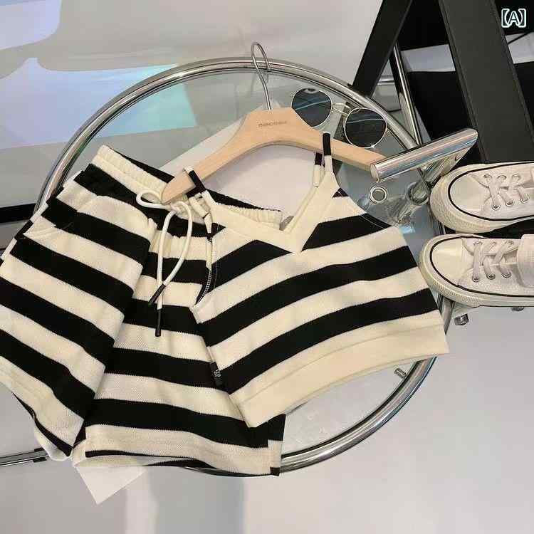 ・カテゴリ: 子ども用セットアップ・対象性別: 女児・スタイル: 爽やか・セット内容: トップス、パンツ（2点セット）・対象年齢: 3〜8歳（身長100〜140cm）・袖丈: ノースリーブ・フード: なし・パンツ丈: ショートパンツ・生地の厚さ: 薄手・柄: ボーダー・主な素材: ポリエステル・留め具の種類: プルオーバー・カラー展開: モノトーンボーダー、レッド・サイズ展開: 90cm、100cm、110cm、120cm、130cm、140cm