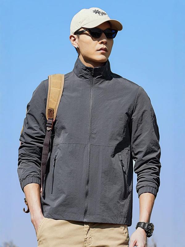 ・カテゴリ: 夹克・スタイル: カジュアル、韓国風・ネックライン: スタンドカラー・シルエット: レギュラーフィット・前立て: ファスナー・フード: なし・厚さ: 普通・柄: 無地・対象: 青少年、メンズ・主な素材: ポリエステル ・裏地素材: ナイロン ・着用シーン: 日常・ディテール: マルチポケット、丸裾・ポケット仕様: ファスナー付きポケット・着用方法: 羽織り・袖丈: 長袖・カラー展開: カーキ、ダークブルー、ダークグレー、デニムブルー、ブラック、キャメル・サイズ展開: M、L、XL、XXL、XXXL、XXXXL、5XL・袖の種類: レギュラースリーブ