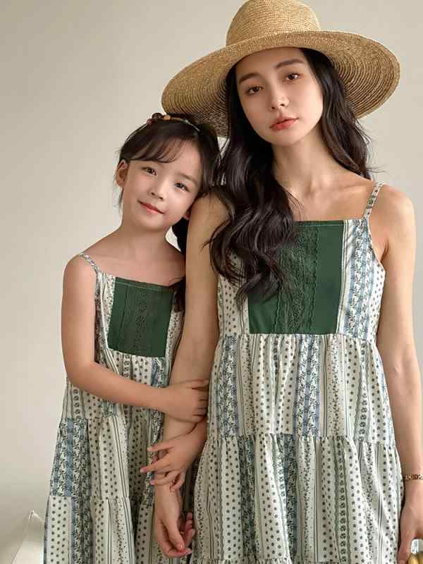 ・カテゴリ: 親子ペア服、ワンピース、シャツ、ショートパンツ・対象: ユニセックス・スタイル: カジュアル、ボヘミアン、田園風、ガーリー、ヨーロッパ・アメリカ風・生地加工: 柔軟加工・柄: 花柄、レタリング、配色・デザイン特徴: レース、フリル、リボン・主な素材: 綿 ・カラー展開: タイ風ファミリーセット（シャツ）、ホワイトダブルポケットショートパンツ、タイ風ファミリーセット（ワンピース）・サイズ展開: 80cm、90cm、100cm、110cm、120cm、130cm、140cm、150cm、S、M、L、XL、XXL、3XL・対象年齢: 3歳〜8歳（身長100cm〜140cm）