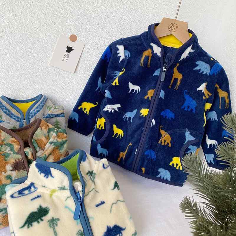 ・対象性別: 男の子・対象年齢: 中小童(3〜8歳、100〜140cm)・ネックライン: 立ち襟・スタイル: カジュアル・柄: 動物、格子、キャラクター、迷彩・厚さ: 普通・フード: フードなし・袖丈: 長袖・生地: フリース・裏地素材: ポリエステル ・開閉仕様: ファスナー・主な素材: ポリエステル ・カラー展開: 灰藍ボーダー恐竜、ジャングル恐竜、ブラウンひつじ、ネイビーアニマル、イエローブルーカー、迷彩ライオン、グリーンカー、グレー宇宙、ホワイトアロー、ライトグリーンフィッシュ、ブルードッグ・対応身長: 90cm、100cm、110cm、120cm、130cm、140cm、150cm・着丈: ショート丈・カテゴリ: 子供用アウター/ジャケット/コート