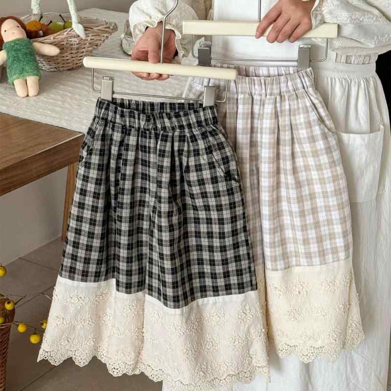 ・カテゴリ: 子供用パンツ・スタイル: 韓国風・主な素材: 綿 70%・パンツ丈: 長ズボン・対象性別: 女の子・対象年齢: 3〜8歳（身長100〜140cm）・デザイン: キュロット・柄: チェック・テイスト: ナチュラル、キュート・ウエスト: ミドルウエスト・ウエスト仕様: ゴム仕様・カラー展開: ブラック、カーキ、ブラウン、ピンク・サイズ展開: 90cm、100cm、110cm、120cm、130cm、140cm・加工: 柔軟加工、ウォッシュ加工