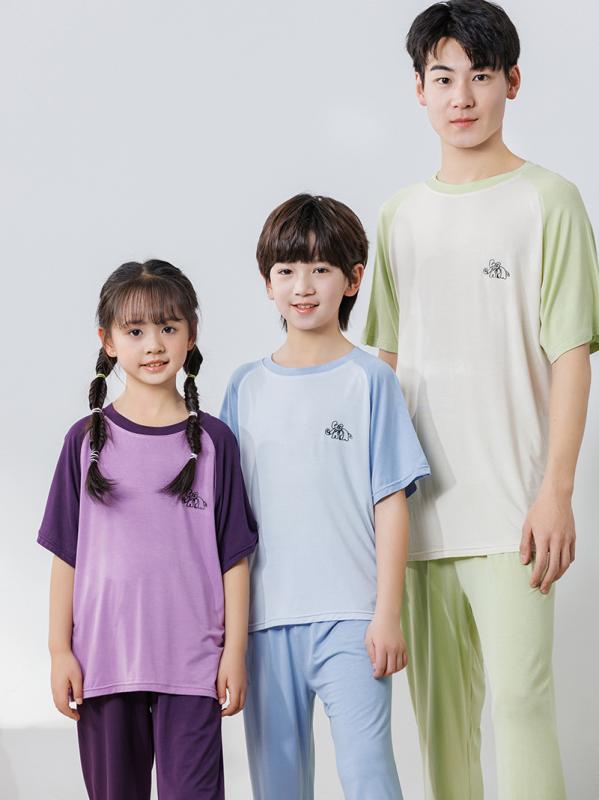 ・カテゴリ: 子供用ルームウェア・主な素材: レーヨン 94.5%・素材名: モダール・スタイル: カジュアル・カラー展開: クリーンブルー、ピンク、アップルグリーン、レトロブルーグリーン、オリーブグリーン、パープル・サイズ展開: 100, 110, 120, 130, 140, 150, 160, 170, 175, 180・対象性別: 男女兼用・対象年齢: 3~8歳（身長100~140cm相当）・厚さ: 薄手・特徴: 通気性・加工: 柔軟加工