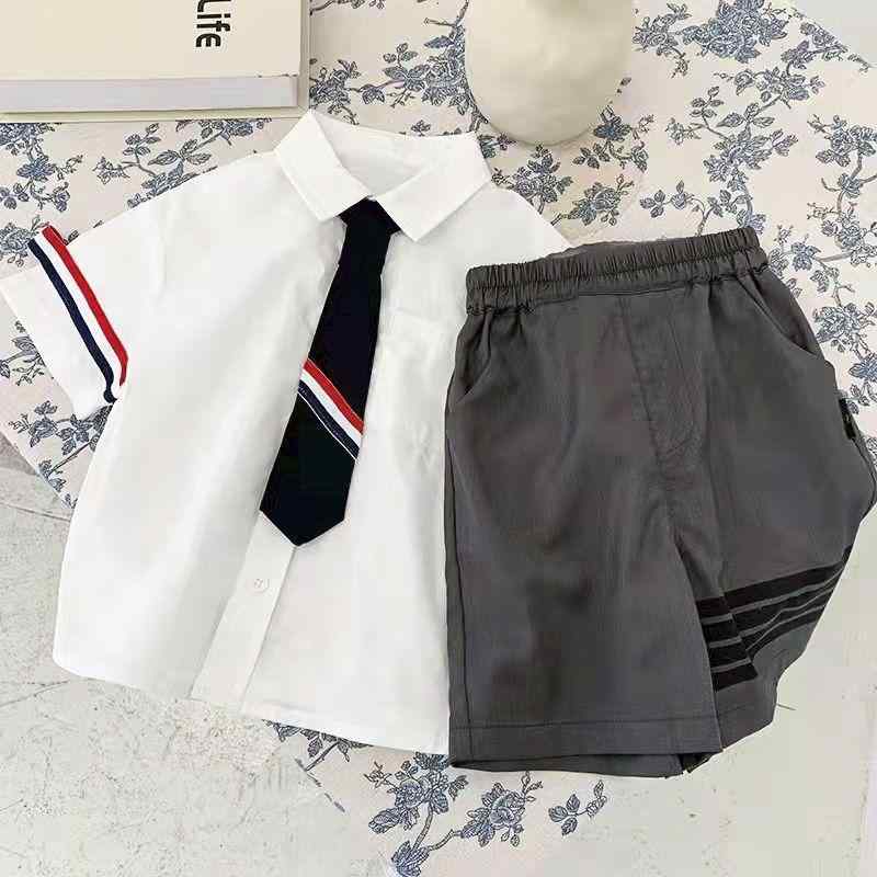 ・カテゴリ: 子供服セット・スタイル: スクール風・セット内容: パンツセット、2点セット・対象年齢: 中小童（3〜8歳、身長100〜140cm）・袖丈: 半袖・パンツ丈: ショートパンツ・生地の厚さ: 薄手・柄: 無地・素材: ポリエステル（綿混紡）・素材含有率: 96%以上未満・安全基準: B類・カラー展開: ホワイト（レッドストライプ）半袖＋グレー（ブラックストライプ）ショートパンツ＋ネイビー（レッドストライプ）ネクタイ、ホワイト（レッドストライプ）半袖＋グレー無地スカート＋ネイビー（レッドストライプ）ネクタイ・対応身長: 80cm、90cm、100cm、110cm、120cm、130cm、140cm、150cm、160cm