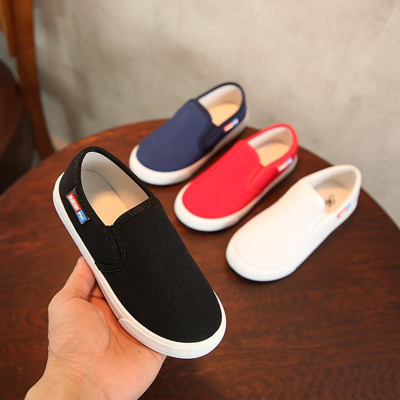 ・カラー展開: ブラック、ホワイト、レッド、ブルー・サイズ展開: 24 (内寸16.5cm)、25 (内寸17cm)、26 (内寸17.6cm)、27 (内寸18.2cm)、28 (内寸18.6cm)、29 (内寸19.1cm)、30 (内寸19.4cm)、31 (内寸19.9cm)、32 (内寸20.4cm)、33 (内寸20.9cm)、34 (内寸21.4cm)、35 (内寸21.8cm)・対象年齢: キッズ (4-12歳)・性別: 男女兼用・靴底素材: プラスチック・カット: ローカット・アッパー素材: キャンバス・対応競技: オールラウンド・機能: 通気性、防滑、耐摩耗性・デザイン特徴: ステッチ・着用方式: スリッポン・柄: 無地・インソール素材: テキスタイル・裏地素材: メッシュ・スタイル: カジュアル