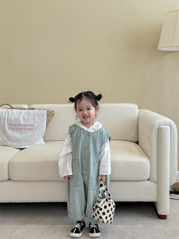 ・カテゴリ: 子供服セットアップ・対象性別: 女児・スタイル: 韓国風・セット内容: トップス、サロペットパンツの2点セット・対象年齢: 中小童（3～8歳、身長100～140cm相当）・袖丈: 長袖・フード: フードあり・パンツ丈: 長ズボン・生地加工: 柔軟加工・生地の厚さ: 普通・柄: 無地・主な素材: 綿（80%）・安全基準: B類・留め具の種類: プルオーバー・カラー展開: ホワイトトレーナー、デニムサロペット・展開サイズ: 80cm、90cm、100cm、110cm、120cm、130cm