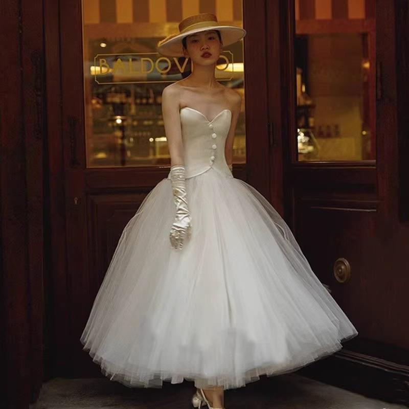 ・カテゴリ: 婚紗・ウェディングドレス・カラー展開: ホワイト・サイズ展開: XS、S、M、L、XL、XXL・ドレスシルエット: Aライン・デザイン特徴: 編み上げ・袖丈: ノースリーブ・スカート丈: ロング丈・ウエストライン: ミドルウエスト・対象年齢: 成人・スタイル: エレガント・性別: レディース・スリーブタイプ: ノースリーブ