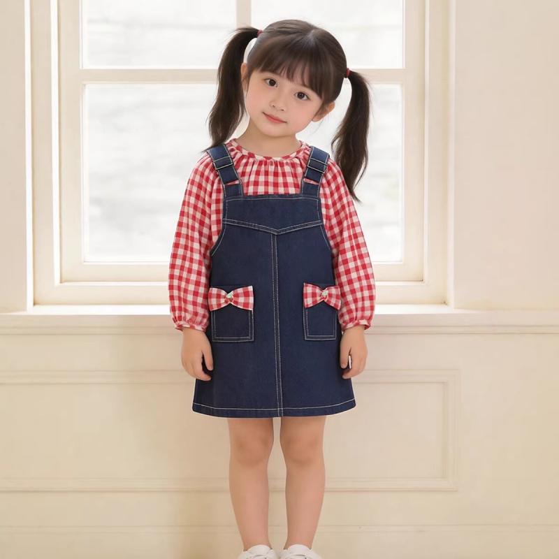 ・カテゴリ: 子供服セット、スカートセット・対象性別: 女の子・スタイル: 韓国風・セット内容: シャツ、サスペンダースカートの2点セット・対象年齢: 3〜8歳・袖丈: 長袖・フード: なし・生地の厚さ: 普通・柄: チェック・主な素材: 綿、ポリエステル・素材割合: サスペンダースカート：綿65%・ポリエステル35%、シャツ：ポリエステル・安全基準: B類・サイズ展開: 90cm、100cm、110cm、120cm、130cm、140cm