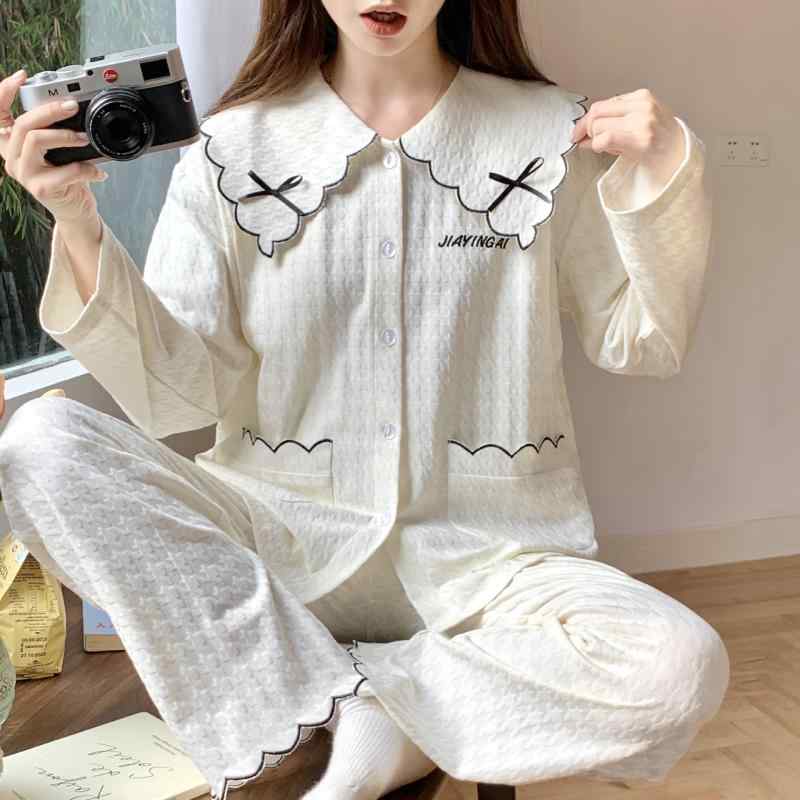 ・カテゴリ: マタニティウェア、授乳服・柄: 無地・袖丈: 長袖・パンツ丈: 長ズボン・素材: 綿 95%以上・カラー展開: ホワイト・サイズ展開: M、L、XL・スタイル: カジュアル、スウィート・デザイン: フリル襟、パイピング