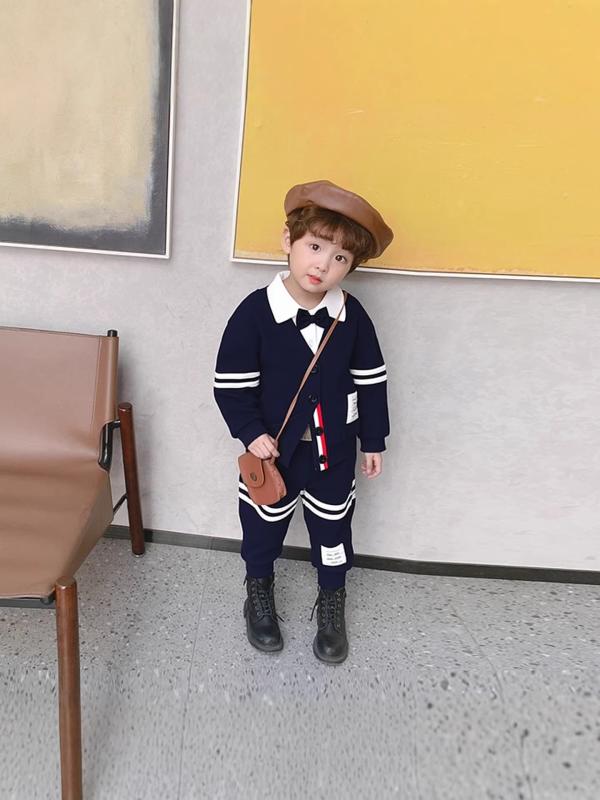 ・カテゴリ: 子ども用セットアップ・対象性別: 男女兼用・スタイル: カジュアル・セット内容: ジャケット、パンツ、マント、ベストなど複数セット・対象年齢: 3〜8歳（身長100〜140cm）・袖丈: 長袖・パンツ丈: 長ズボン・生地加工: 剪毛加工・厚さ: 普通・柄: 無地・主な素材: 綿 95%・安全基準: A類・留め具の種類: シングルブレスト・カラー展開: ロイヤルブルー（蝶ネクタイ・ジャケットセット）、ロイヤルブルー（蝶ネクタイ・ベストセット）、グレー（蝶ネクタイ・ジャケットセット）、グレー（蝶ネクタイ・ベストセット）・サイズ展開: 身長66cm、73cm、80cm、90cm、100cm、110cm、120cm
