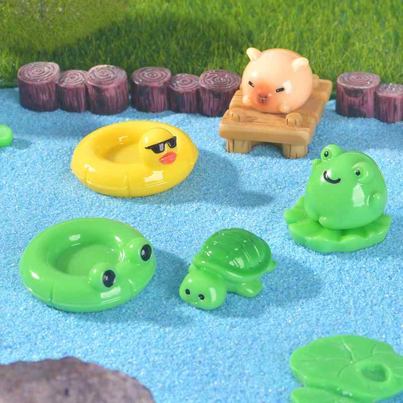 ・カテゴリ: キャラクター・主な素材: 樹脂、プラスチック・スタイル: 現代的、シンプル・カラー展開: 泳ぎカエル、蓮の葉、泳ぎアヒル、蓮の実、モルモット、カメ、カエル