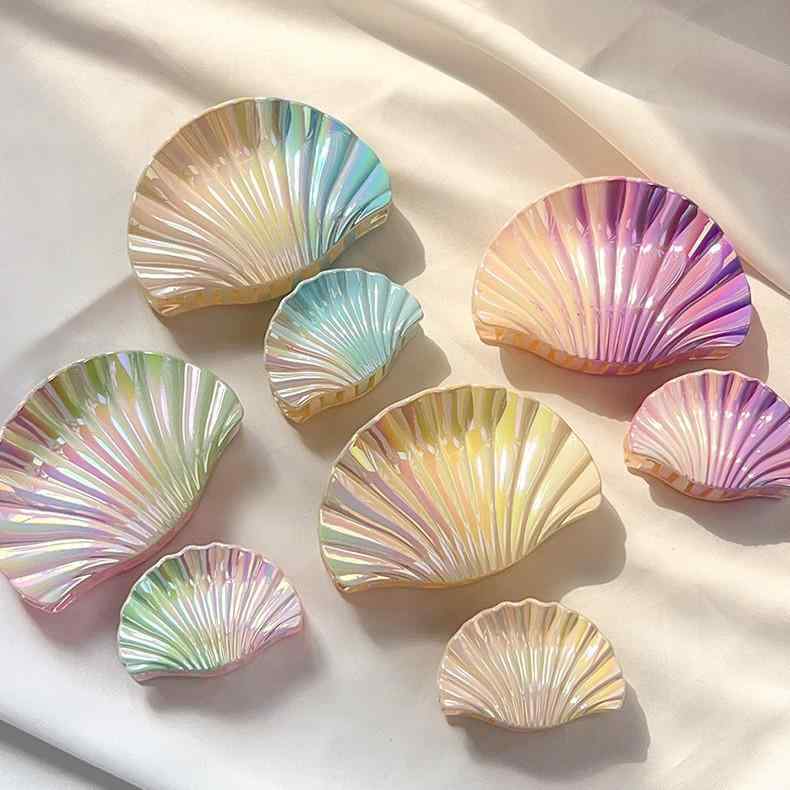 ・カテゴリ: ヘアアクセサリー・主な素材: プラスチック、樹脂・デザイン: シェル・加工技術: 電気メッキ・タイプ: バンスクリップ・カラー展開: グラデーションブルー（大）、グラデーションイエロー（大）、グラデーションパープル（大）、グラデーション青（大）、グラデーションピンク（大）、グラデーションブルー（小）、グラデーションイエロー（小）、グラデーションパープル（小）、グラデーション青（小）、グラデーションピンク（小）、グラデーションブルーセット、グラデーションイエローセット、グラデーションパープルセット、グラデーション青セット、グラデーションピンクセット・デザイン要素: シェル、自然・スタイル: 欧米、ファッション通勤・対象: レディース