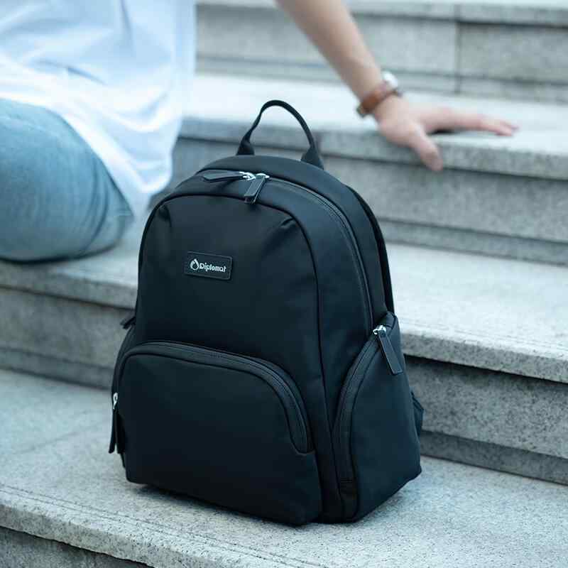 ・カラー展開: ブラック、ピンク・性別: ユニセックス・スタイル: ストリートトレンド・容量: 20L以下・機能: 防水・対応PCサイズ: 13インチ・柄: 無地・裏地: ポリエステル・流行要素: 編み込み・背面システム: 湾曲ショルダーストラップ