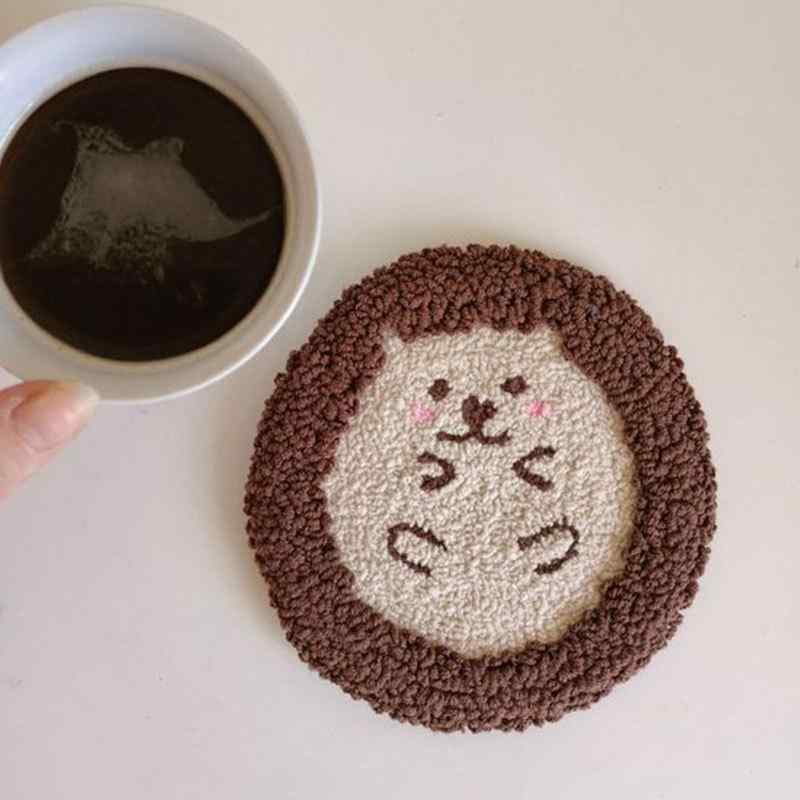 ・カテゴリ: パンチニードル・セット内容: コースター材料キット、パンチニードル、刺繍フープ・バリエーション: 牛乳パック、コーヒーカップ、目玉焼き、アボカド、クロワッサン、かじりかけクッキー、トースト、ハリネズミ（ブラウングレー）、四角形モノトーン牛柄、イエロースマイル、丸型モノトーン牛柄、赤キノコ、丸型ピンクホワイト、ひつじ、ナマケモノ（レッド）、丸型モノトーン虎柄、丸型レオパード（カーキ・ホワイト）、丸型オレンジ虎柄、バナナ、パレット、丸型レオパード（イエロー・ブラック）、ハート（タイプ1）、ハート（タイプ2）、ハート（タイプ3）、ハート（タイプ4）、ハート（タイプ5）、ハート（タイプ6）、白い小花、ゼブラ柄ハート、アイスクリーム1、アイスクリーム2、オレンジ、レモン（タイプ1）、レモン（タイプ2）、薄紫色小花、四角形イチゴハート、四角形薄緑色小花、四角形白黒チェッカー、四角形モノトーン牛柄、四角形紫色の大きな目、ピンク・グリーンチェッカー、ピンク、ピンクスマイル1、イチゴ、ピーチ、レモン、バナナ、青い葉、青い小花、ベージュ小花、カエル1、パンダ、変形タイプ1、変形タイプ2、変形タイプ3、変形タイプ5、変形タイプ6、変形タイプ8、変形タイプ9、丸型太極・スタイル: モダン