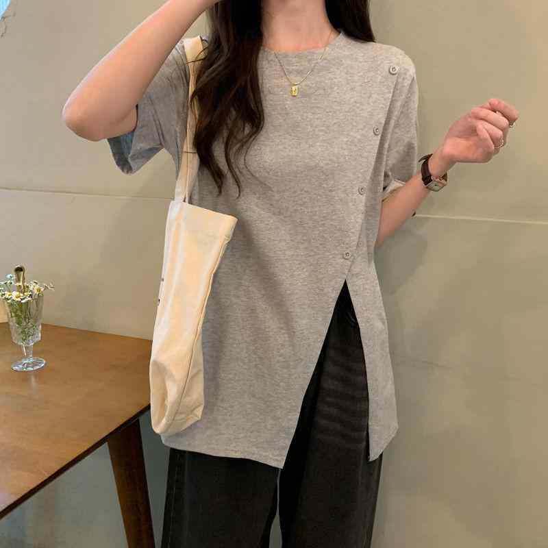 ・カテゴリ: Tシャツ・スタイル: カジュアル、フェミニン・主な素材: ポリエステル・ネックライン: クルーネック・袖丈: 半袖・袖の形状: レギュラースリーブ・シルエット: ルーズフィット・デザイン: 無地、アシンメトリー、切り替え、ボタン・カラー展開: ブラック、ホワイト、グレー・サイズ展開: M、L、XL、XXL