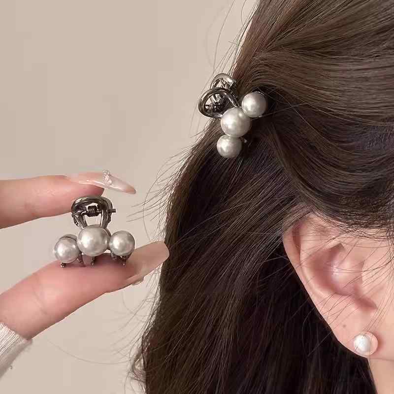 ・素材: 合金・包装: 個包装・加工技術: 電気メッキ・ヘアクリップ分類: バンスクリップ・カラー展開: 3連パール小サイズ、2連パール小サイズ・デザイン要素: パール・スタイル: ファッション・通勤・カテゴリ: ヘアアクセサリー・対象: 女性