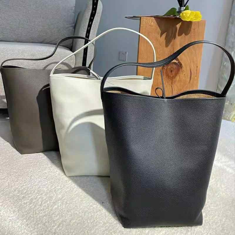 ・カラー展開: キャラメル（M）、ブラック（L）、ブラック（M）、ホワイト（L）、ホワイト（M）、エレファントグレー（L）、エレファントグレー（M）、キャラメル（L）・スタイル: ストリートトレンド・バッグの形状: バケット型・開閉方式: ドローストリング・硬さ: ソフト・外ポケットの種類: 立体ポケット・コンパートメントの有無: なし・ショルダーストラップの本数: 1本・対応シーン: デイリーコーディネート