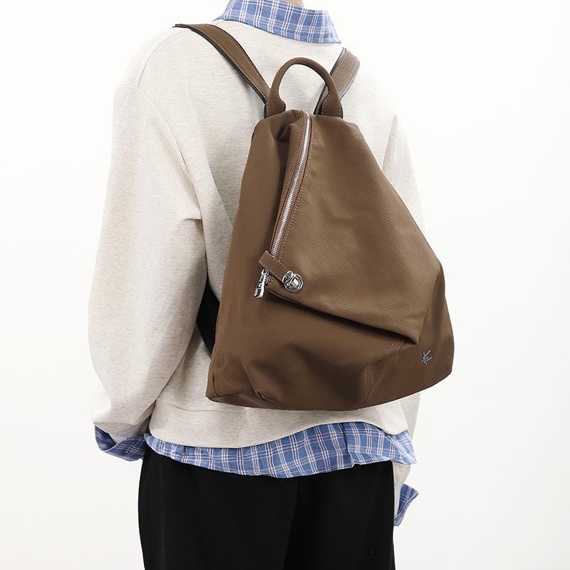 ・カラー展開: ブラック、ホワイト、ブラウン・サイズ: 35*30*15cm・対象性別: 男女兼用・推奨シーン: カジュアル旅行・素材: 帆布・スタイル: 都市ミニマリズム・容量: 20-35L・機能: 負担軽減・対応パソコンサイズ: 13インチ・柄: 無地・裏地素材: ポリエステル・デザイン要素: 縫い糸・背面システム: 湾曲ショルダーストラップ
