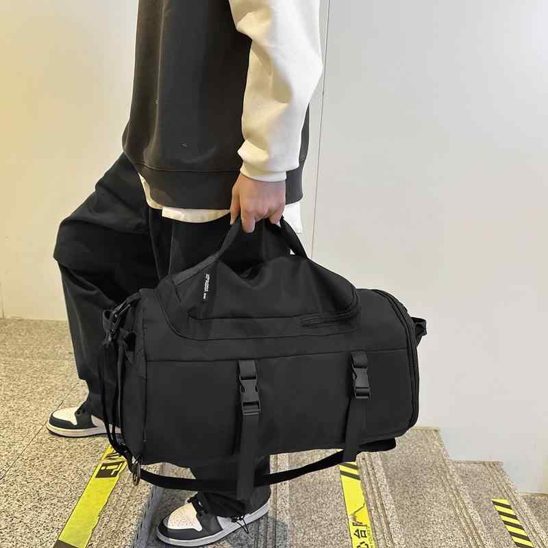 ・カテゴリ: リュックサック・容量: 20-35L・素材: ポリエステル・機能: 防水・性別: メンズ・裏地: ポリエステル・柄: 無地・スタイル: ジェンダーレススタイル・デザイン特徴: ロックバックル・カラー展開: ホワイト、ブラック、カーキ、レッド・利用シーン: カジュアル旅行