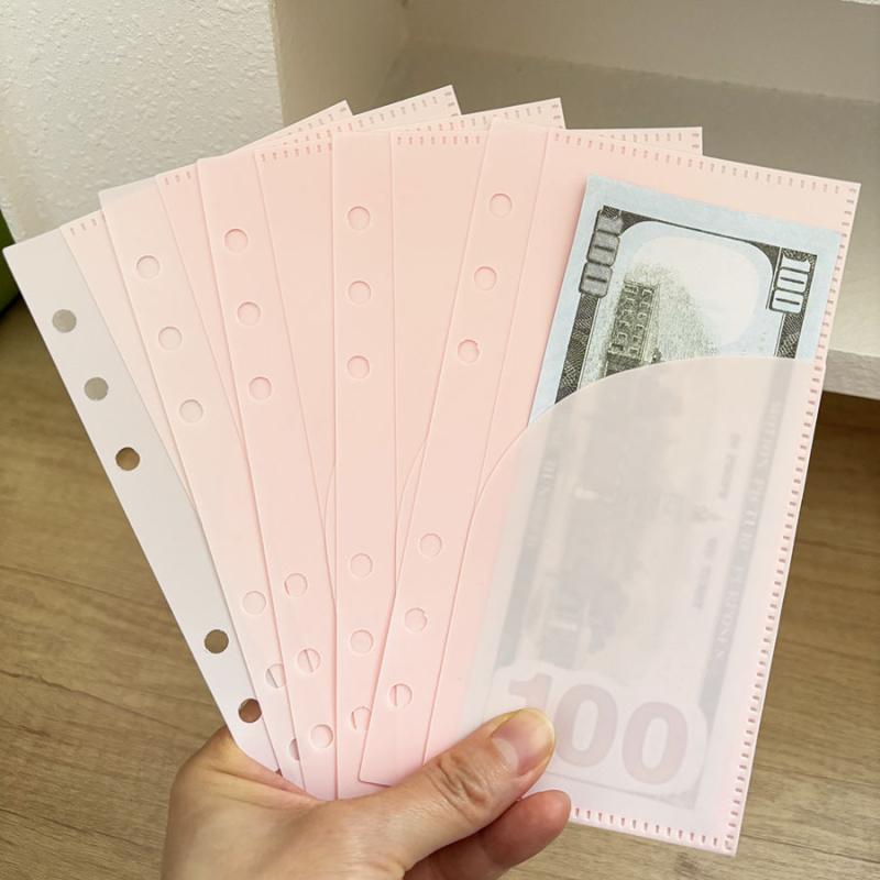 ・内ページ素材: PP・規格: A6・適用カテゴリ: ルーズリーフ用リフィル・枚数: 5枚・ギフト適用機会: 誕生日、祝日、広告プロモーション、ビジネスギフト・適合穴型: 6穴・サイズ: A6・カラー展開: A6マットPPダブルポケット5枚、A6ピンクPPダブルポケット5枚