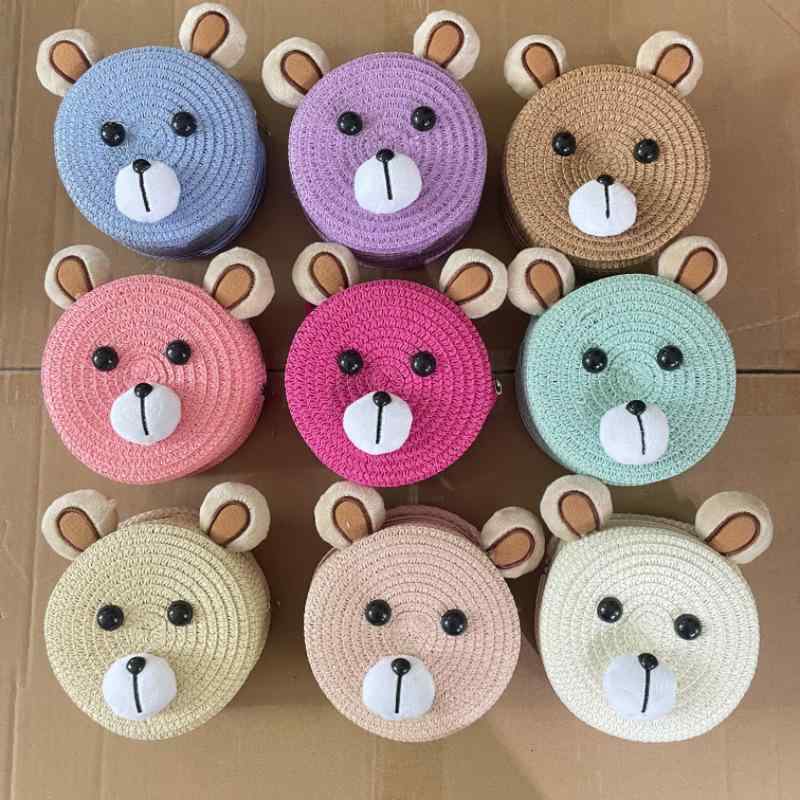 ・カテゴリ: 収納用バッグ・主な素材: 紙・対象年齢: 幼稚園・カラー展開: アイボリー、ピンク、グリーン、ベージュ、ライトブルー、カーキ、ダスティーピンク、ローズピンク、パープル・スタイル: キュート・柄: 動物・デザイン要素: ストロー・サイズ展開: 丸耳 12cm、毛耳 12cm、3つ蝶 12cm、スパンコール、スパンコールリボン+三角耳 12cm、パフフラワー 12cm・着用シーン: デイリー