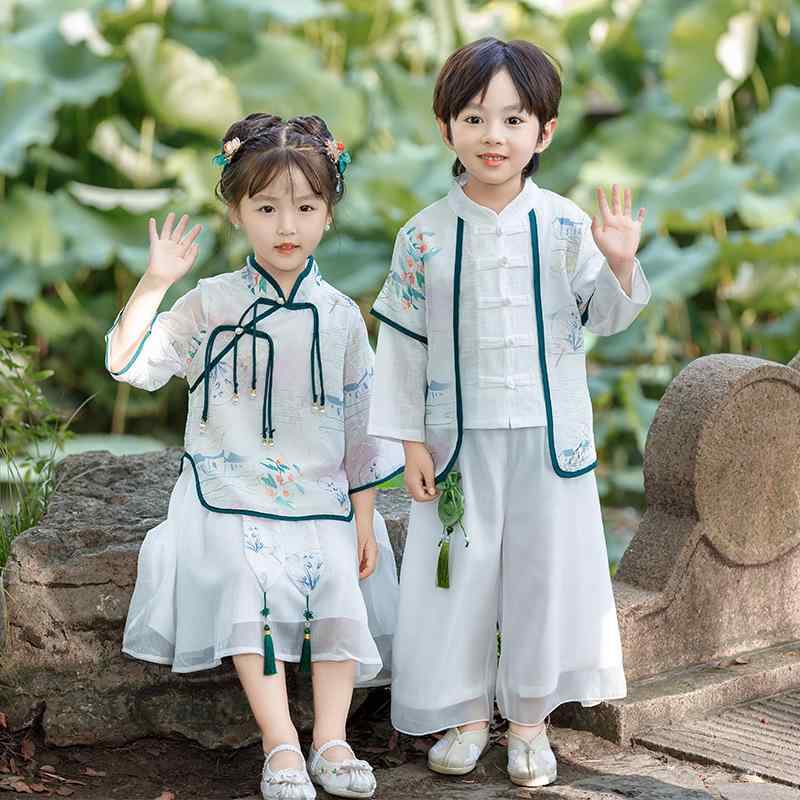 ・柄: 抽象・素材加工: 柔軟処理・デザイン要素: セット、田園風、可愛い、カーディガン、親子、プリンセス、チュール、トレンド・シーズン: 春、秋・主な素材: 綿・素材の含有量: 73%・生地の厚さ: 普通・スタイル: チャイナ風・カラー展開: 男児用（香包付き）、女児用・サイズ展開: 90cm、100cm、110cm、120cm、130cm、140cm、150cm、160cm、170cm、180cm・スタイルカテゴリ: 唐装・対象年齢: 中大型児童（8歳以上、140cm以上）・商品カテゴリ: 子供用旗袍・唐装・民族衣装