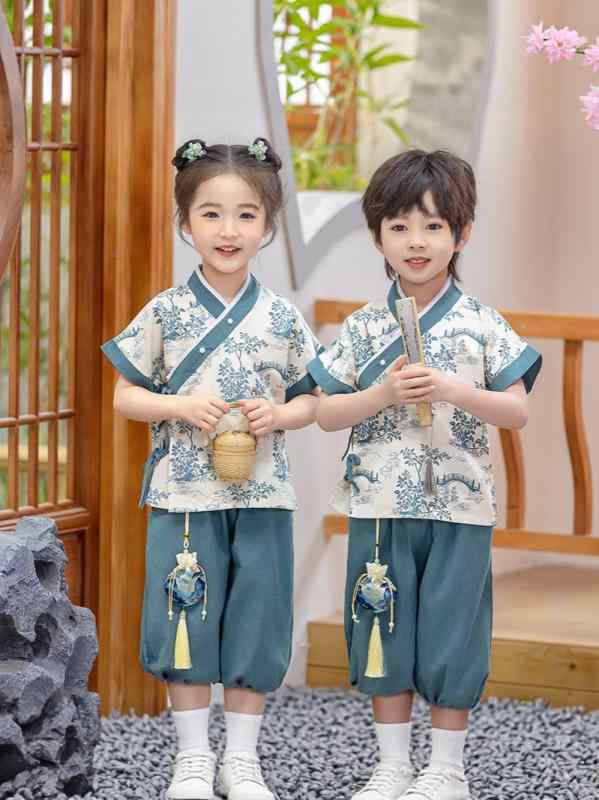 ・カテゴリ: 子供用唐装・民族衣装・スタイル: 中国風・柄: 植物花卉・生地加工: 柔軟処理・デザイン特徴: セットアップ、トレンド・素材: ポリエステル50%、綿混紡・生地の厚さ: 普通・対象性別: キッズ（男女兼用）・カラー展開: 男の子向け（香包付き）、女の子向け（香包付き）・サイズ展開: 90cm、100cm、110cm、120cm、130cm、140cm、150cm、160cm、170cm、180cm・対象年齢: 3〜8歳（目安身長100〜140cm）