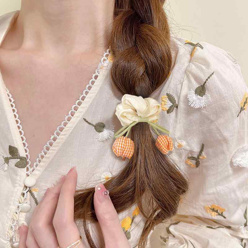 ・カテゴリ: ヘアゴム・主な素材: 布・加工: 業・カラー展開: ピンクチューリップ、ベージュチューリップ・デザイン要素: チューリップ・スタイル: スウィート、フェミニン・タイプ: 高弾力・デザイン分類: フラワー