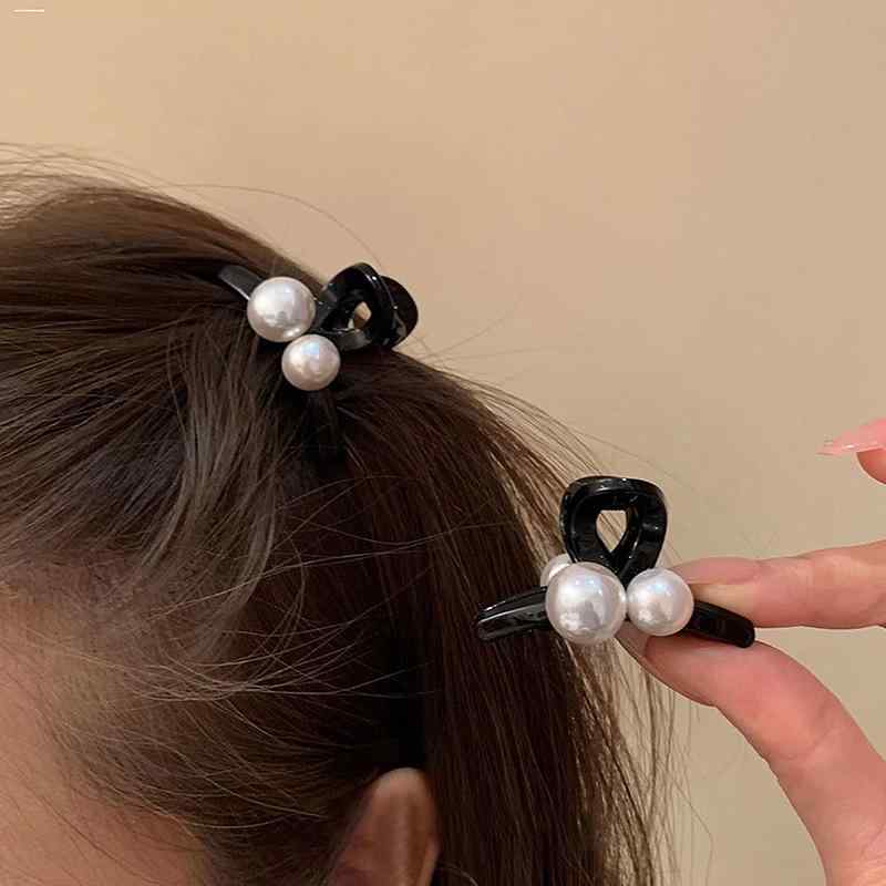 ・カテゴリ: ヘアアクセサリー・主な素材: プラスチック、樹脂・スタイル: シンプル、通勤ファッション、エレガント・タイプ: ヘアクリップ・カラー展開: ブラック・デザイン詳細: パール装飾、幾何学モチーフ・対象: レディース