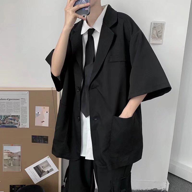 ・カテゴリ: 休闲西服・スタイル: 韓国風カジュアル・フィット感: ルーズフィット・襟型: スーツカラー・前立て: シングルブレスト2つボタン・柄: 無地・誤差範囲: 1-3cm・素材: ポリエステル・裏地素材: ポリエステル・着用シーン: 日常・スリット: スリットなし・対象: 青少年・加工: ノンアイロン加工・ディテール: プリント・着丈: 標準・袖丈: 長袖・ポケット: 立体パッチポケット・カラー展開: グレー、ブラック・サイズ展開: M、L、XL、XXL・裾デザイン: ストレートヘム・対象性別: 男性