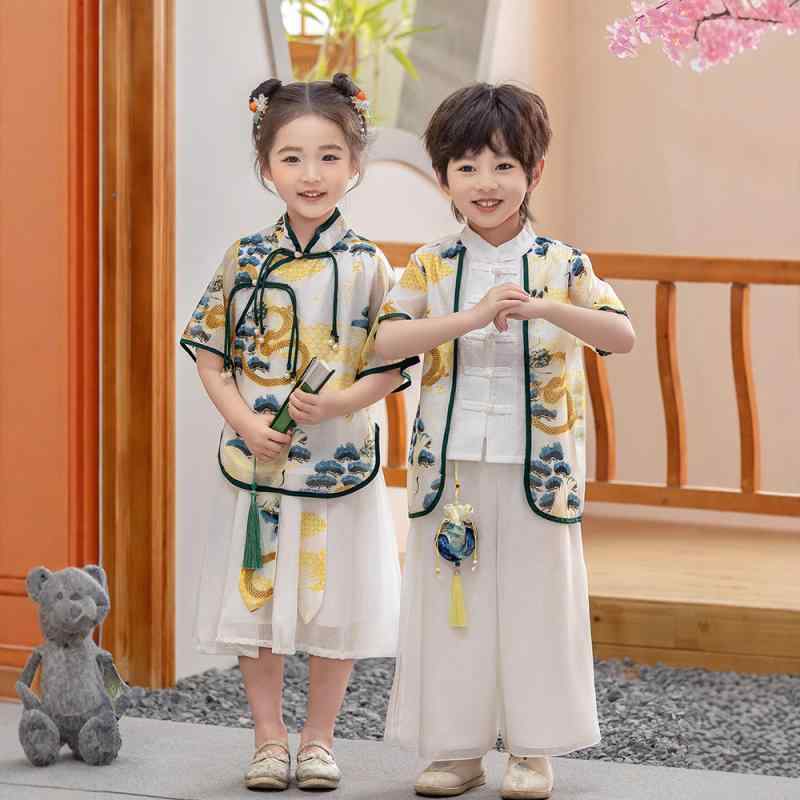 ・柄: 無地・生地加工: 柔軟加工・要素: セット、ストライプ、格子、田園風、カートン、可愛い、カーディガン、レース、プリント、カラーブロック、英国風、プリンセス、トレンド、キャンディ・安全基準: B類・対象性別: 男女兼用・素材: ポリエステル ・スタイル: 中国風・厚さ: 普通・カラー展開: 男児用（香包付き）、女児用・対応身長: 90cm、100cm、110cm、120cm、130cm、140cm、150cm、160cm・デザイン: 民族衣装・対象年齢: 中大童（8歳以上、140cm以上）・カテゴリ: 子供用旗袍・唐装・民族衣装