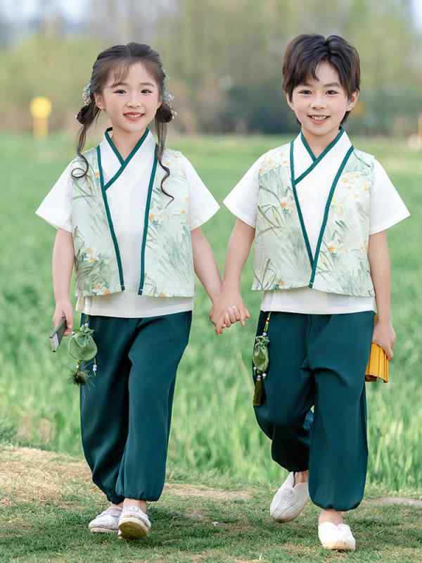 ・柄: 無地・生地加工: 柔軟処理・デザイン特徴: セットアップ、田園風、カートゥーン、可愛い、配色、トレンディ・主な素材: 綿 30%・スタイル: チャイナ風・厚さ: 普通・カラー展開: 男児（香包付き）、女児（香包付き）・対応身長: 90cm、100cm、110cm、120cm、130cm、140cm、150cm、160cm、170cm、180cm・カテゴリ: 子供用旗袍・唐装・民族衣装