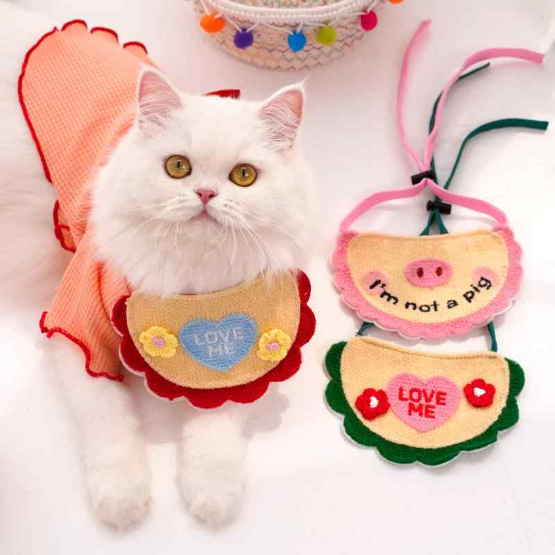 ・カテゴリ: よだれかけ・柄: 花柄・カラー展開: ピンクピッグ、レッドLOVE ME、グリーンLOVE ME・素材: 毛糸・対象: オールマイティ・サイズ展開: M(0-64cm)・スタイル: カジュアル
