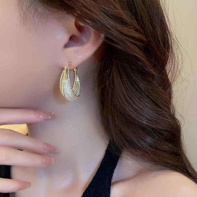 ピアス レディース フープピアス 金属アレルギー対応 シルバー925 透かし彫り デザイン キャッチレス ワンタッチ 遮断式 18金メッキ ゴールド シルバー オフィス 通勤 カジュアル 普段使い アクセサリー ジュエリー