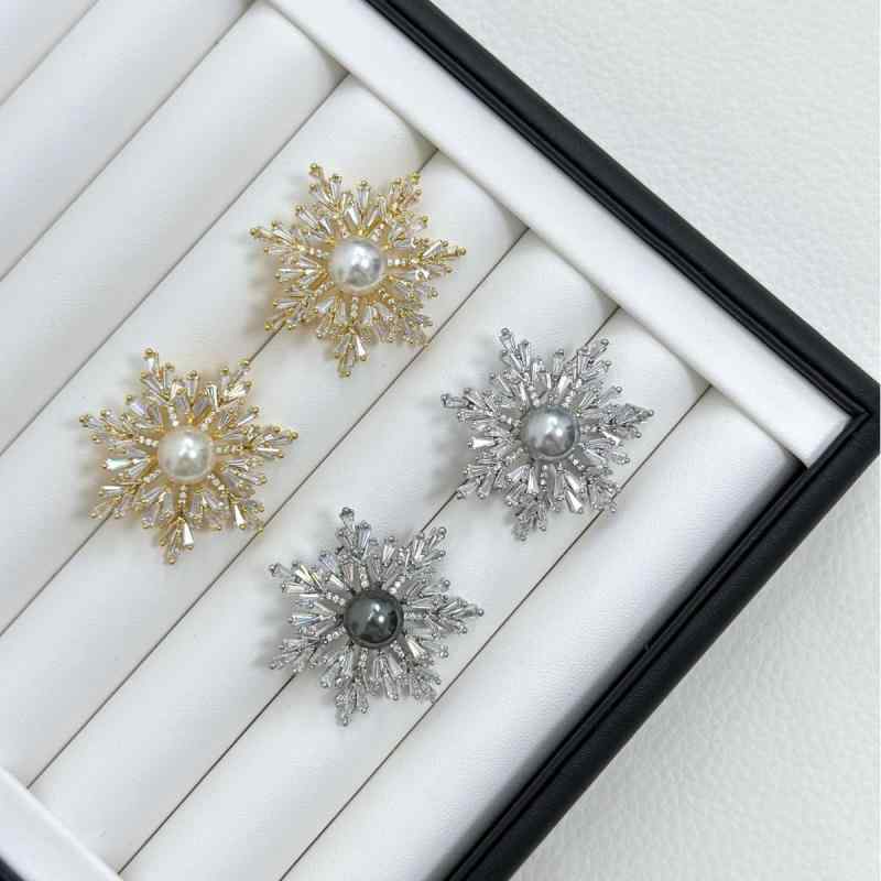 ブローチ レディース 雪花モチーフ フェイクパール 上品 きれいめ フォーマル 電気メッキ加工 ファッション小物 コサージュ アクセサリー ゴールドカラー シルバーカラー