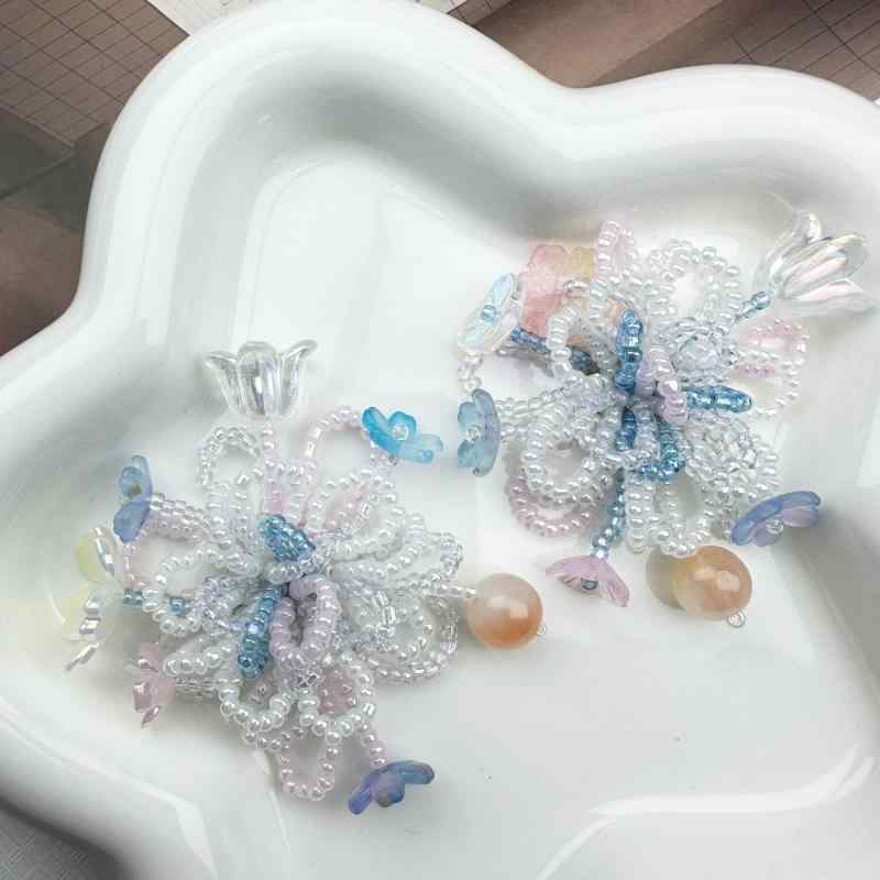 ・カテゴリ: アクセサリー・加工工程: 手編みみみ・素材: プラスチック、樹脂・カラー展開: ブルー（ビーズ付き）、ピンク系、ブルー系・トレンド要素: 花、植物